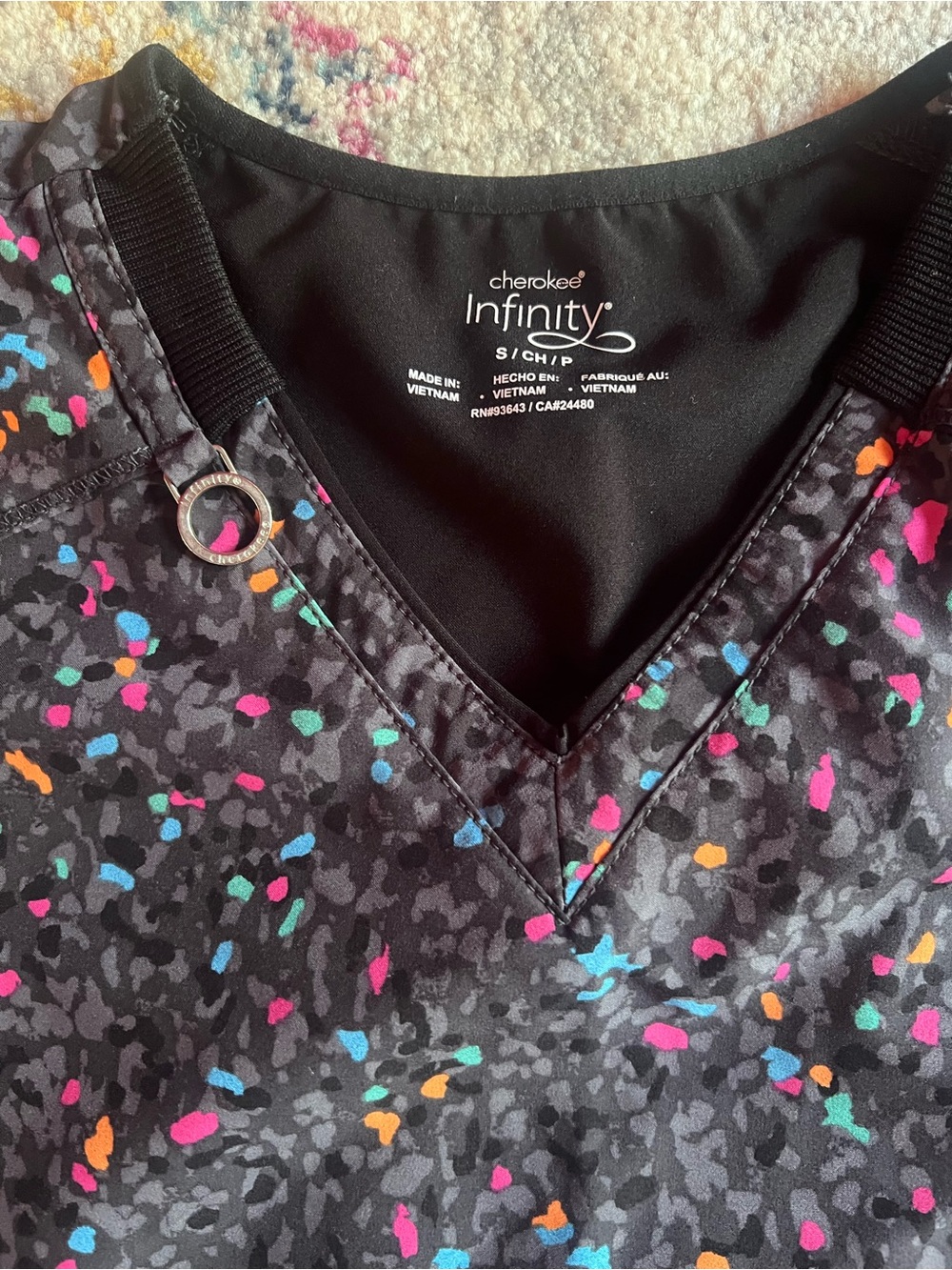 🩺3 Piece Scrub Set Charcoal Gray Top/Pants w/ Multicolor Confetti Print Top🩺 - Picture 4 of 16